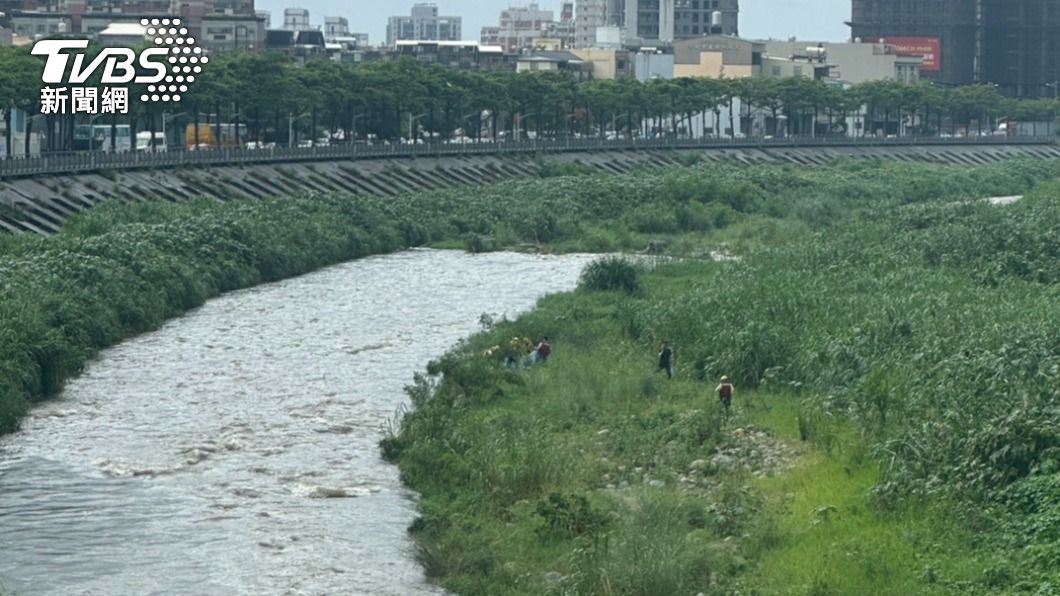 警消在橋下游約150公尺處，發現一名男性遺體。（圖／TVBS）