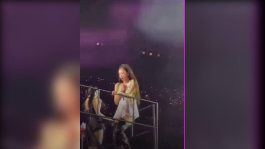 Jennie差一點從欄杆上掉下來。(圖 / 翻攝自微博)