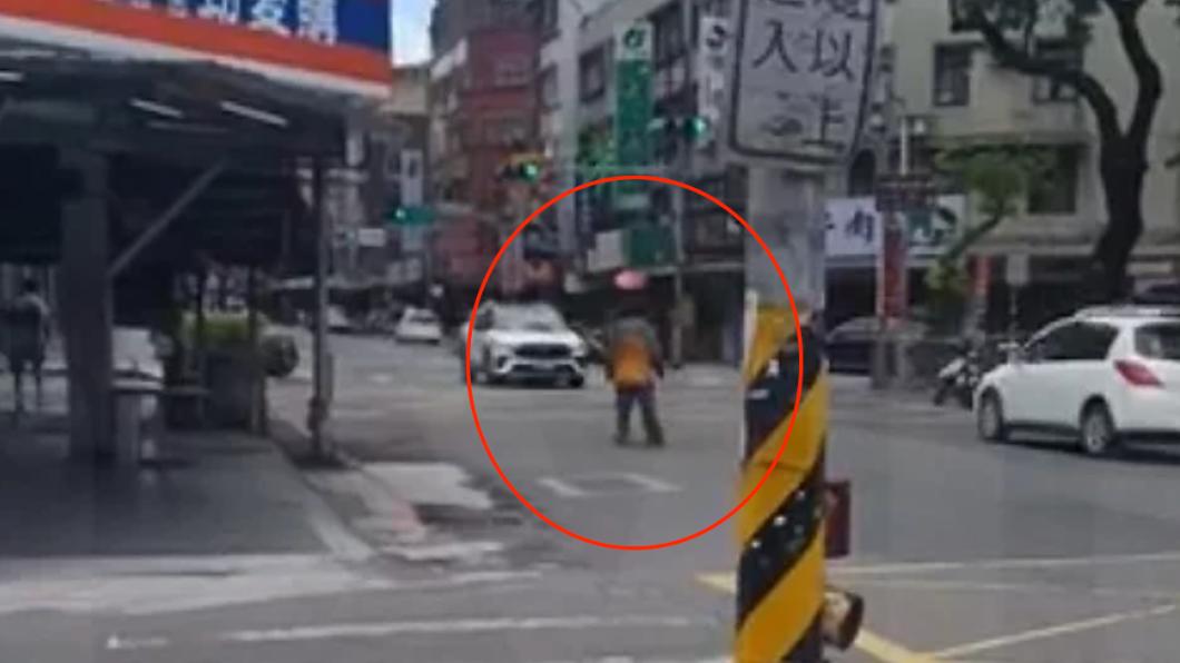 板橋方唐鏡出沒？他見公車來竟「爆衝馬路」駕駛嚇壞急煞