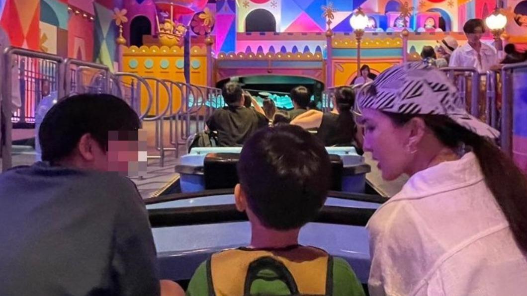 陳若儀曬出一家到東京迪士尼遊玩的照片,意外曝光大兒子Kimi的側面。(圖 / 翻攝自@kellymermaidchen IG)