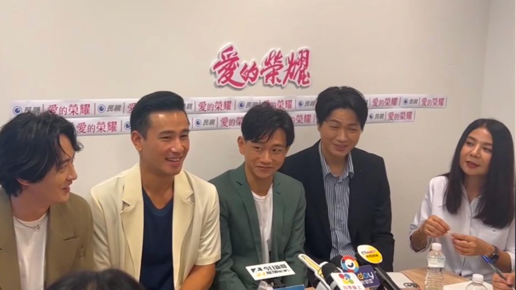 馬俊麟(左一)簽特殊條款。(圖/劉建偉攝)