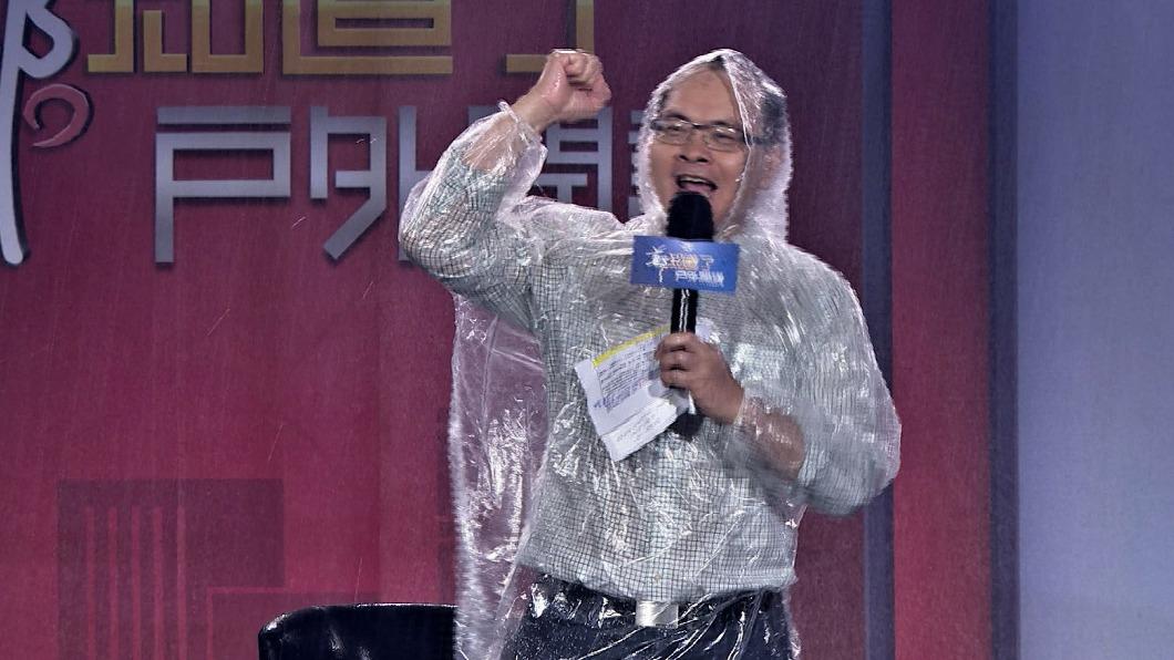 鄭弘儀冒雨開講吸2千粉朝聖 漁民「進貢50公斤生魚片」樂歪