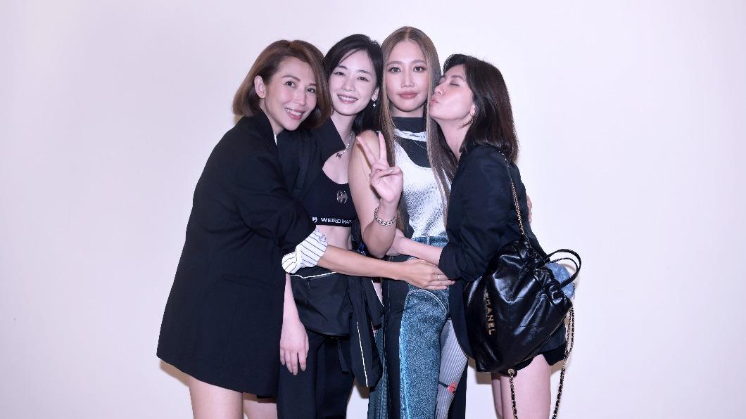 A-Lin演唱會,賈靜雯(右)、蔡少芬(左)、劉雅瑟(中)到後台為她加油。(圖/小金鹿娛樂提供)