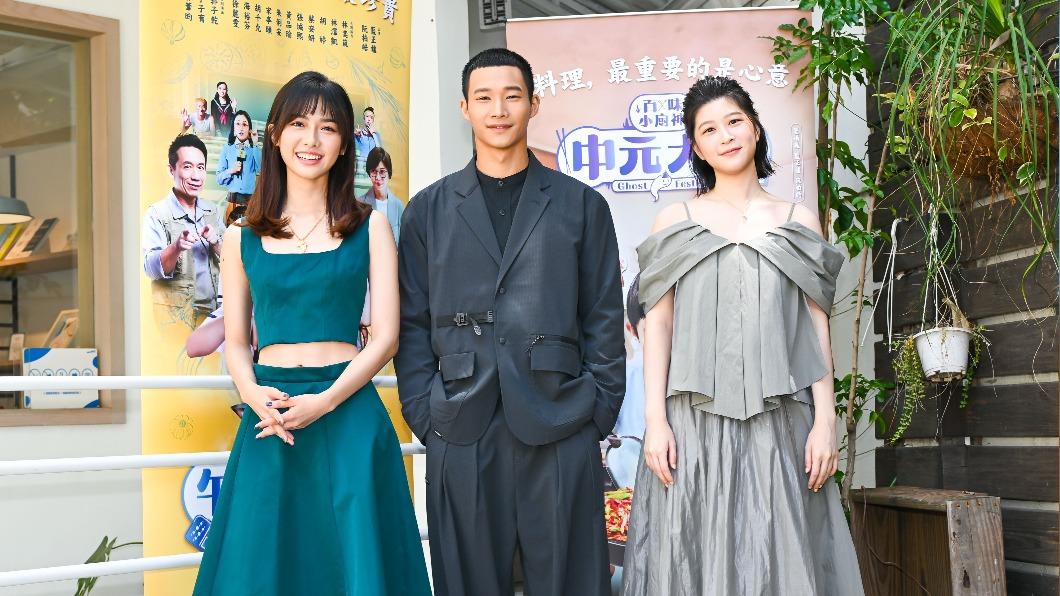 黃冠智在《百味小廚神》中周旋在江宜蓉、何思靜之間。(圖/紅衣小女孩股份有限公司提供)