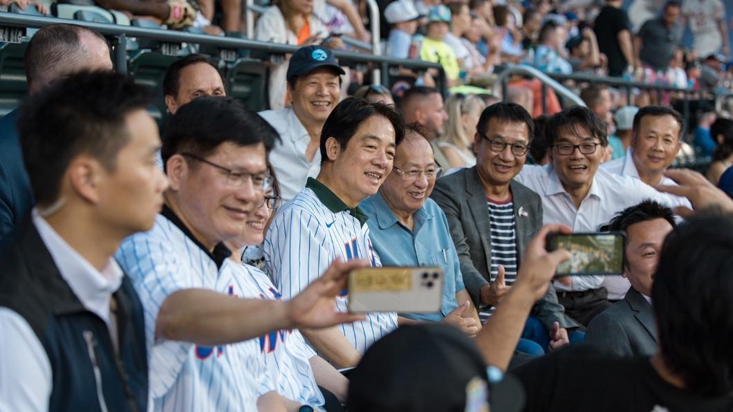 賴清德、蕭美琴以及總統府秘書長林佳龍,共赴紐約大都會花旗球場觀賽。(圖/總統府提供)