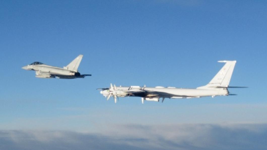 俄轟炸機進入英飛航情報區 英「颱風」戰機緊急升空攔截