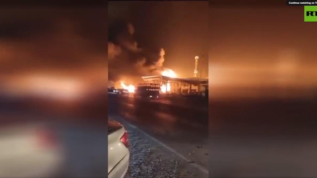 俄羅斯南部城市發生加油站爆炸,疑似被對街火災波及所致。(圖/翻攝自推特RT)