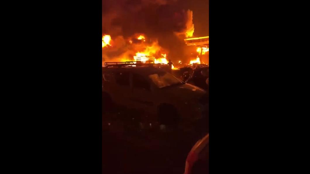 從當地民眾即時拍攝的影片,都能看出俄羅斯此次加油站爆炸,威力不容小覷。(圖/翻攝自推特@DmytroSolenko)