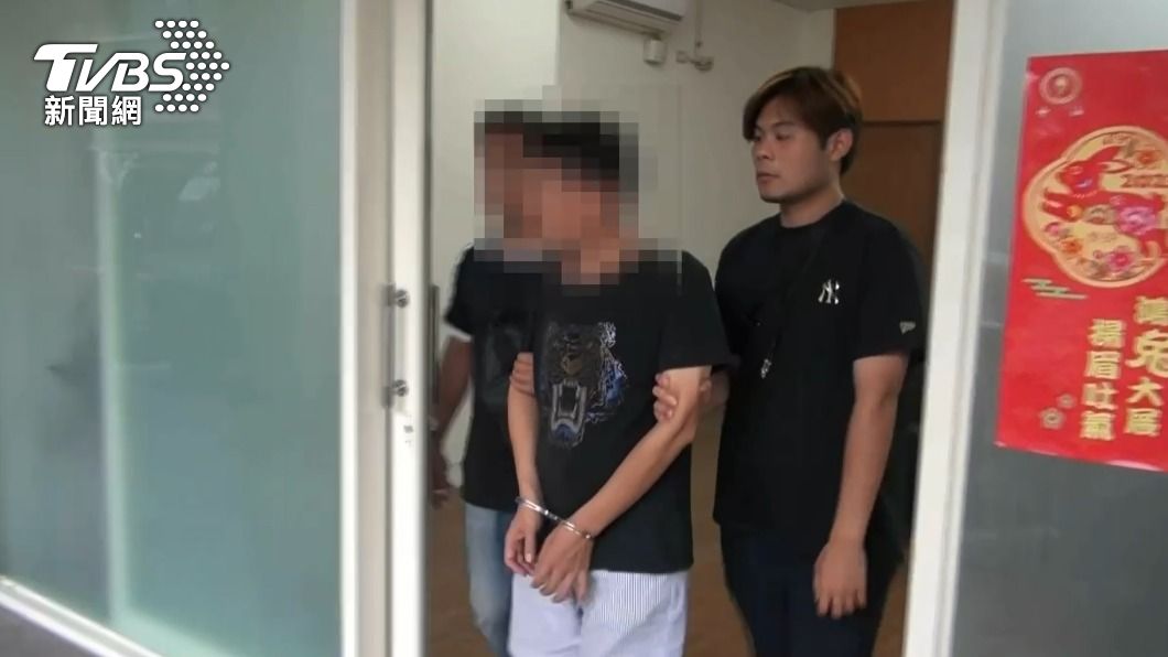 張姓搶匪被警方上銬逮捕。(圖/TVBS)