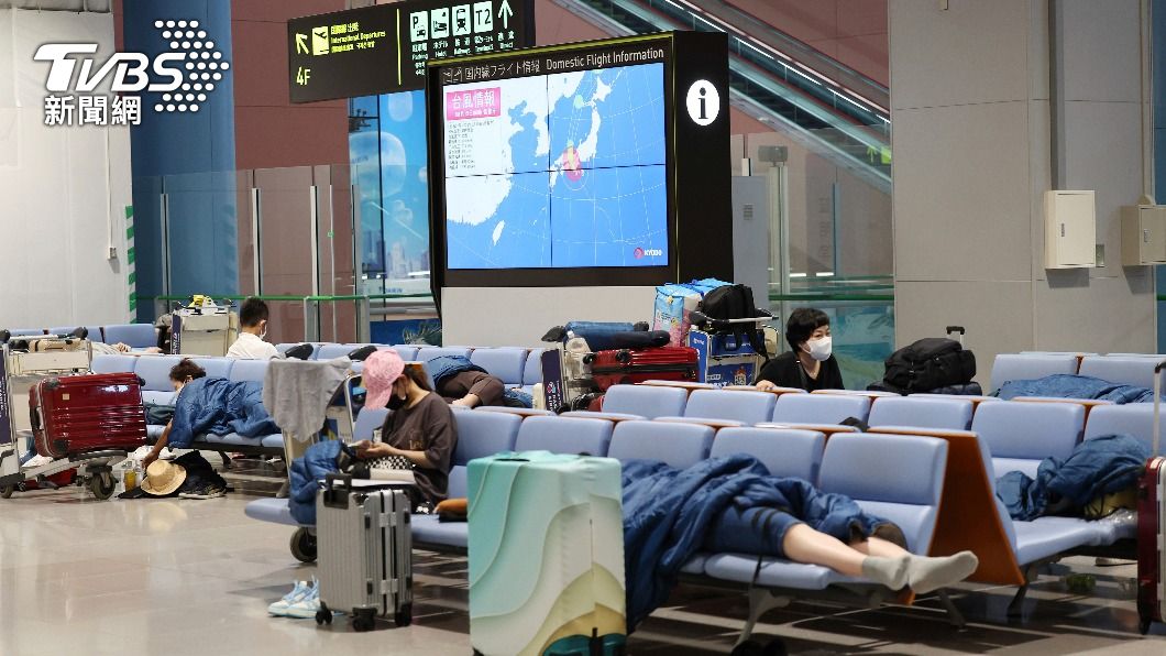 位於大阪灣人工島上的關西機場因聯外道路關閉、電車停駛,與世隔絕成了孤島,旅客只能睡在機場。(圖/達志影像美聯社)