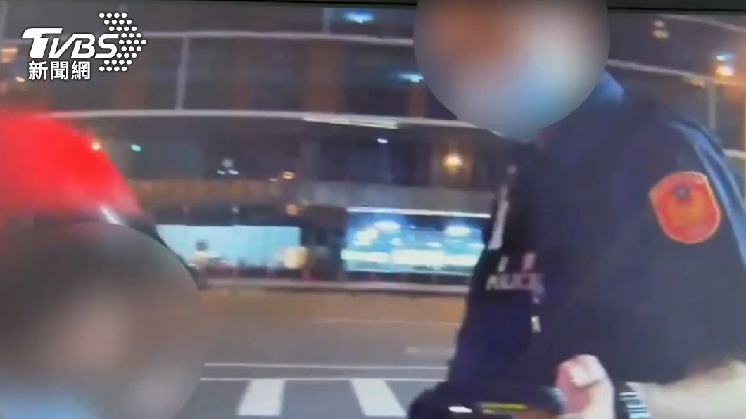女子被警方攔下。(圖/TVBS)