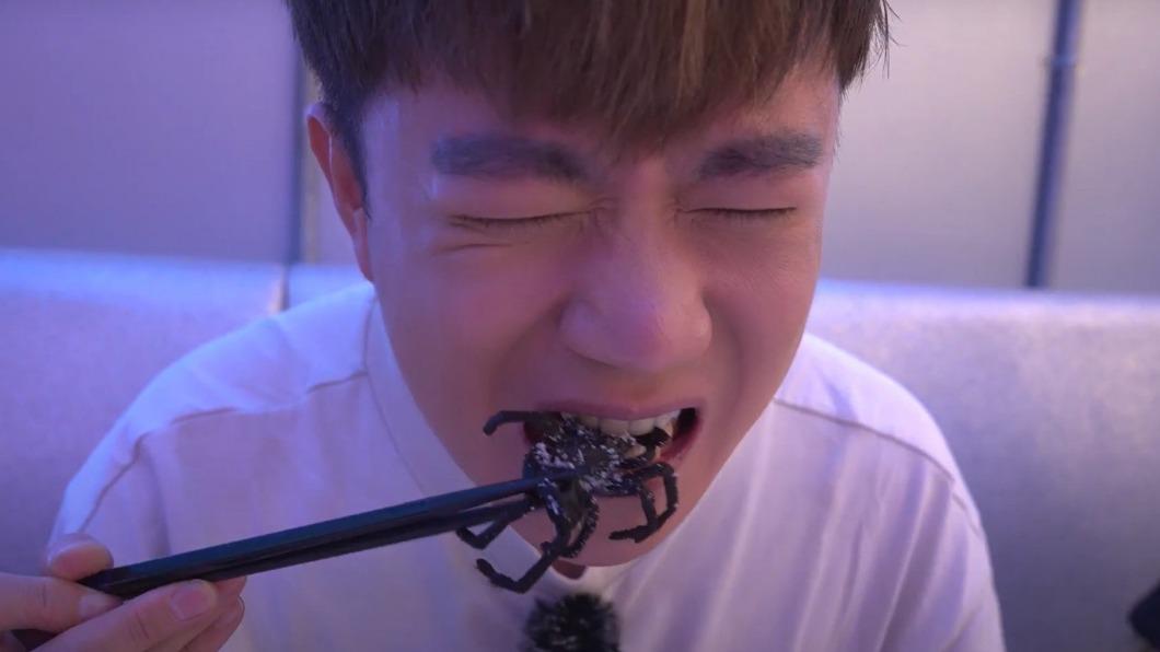 好震撼!李岳「直吞蜘蛛壁虎」噁到泛淚 哀號:身體還軟軟的
