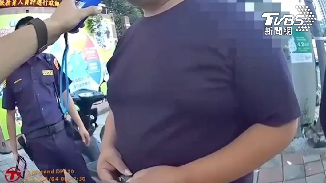 騎車不穩還停斑馬線等紅燈 巡邏警酒測GG了