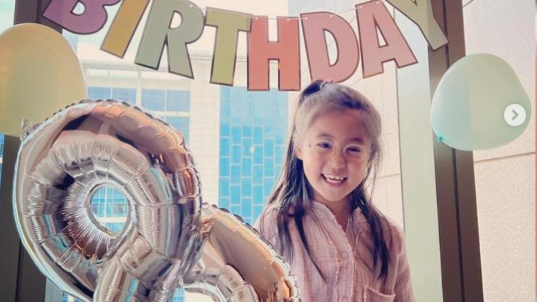 咘咘8歲了!賈靜雯讚「好棒的小姊姊」笑曝打槍生日願望