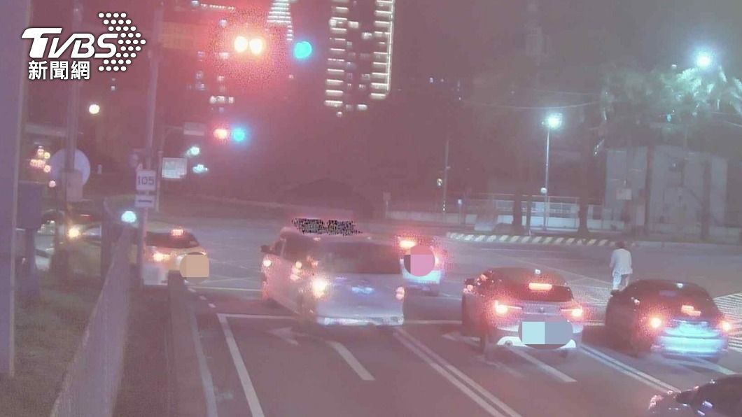 3車禮讓救護車闖紅燈 卻遭科技執法「閃好幾張」