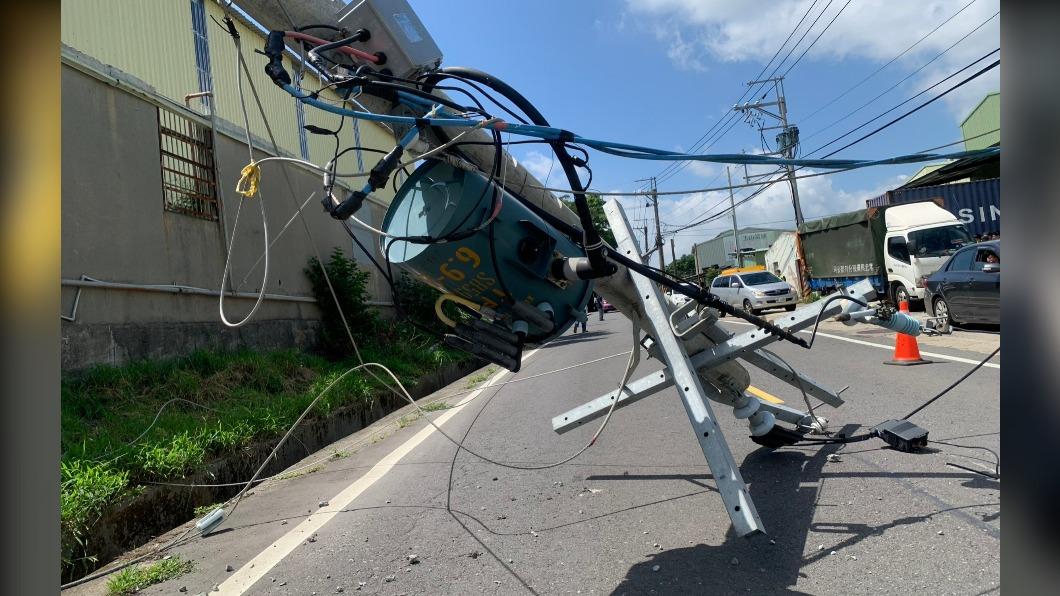 快訊/林口大貨車勾倒電線桿砸機車 127戶一度無電可用