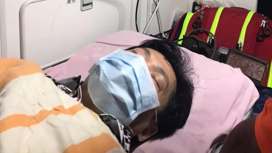 歌王驚傳送醫!「抬上救護車」搶救 助理證實:請大家集氣