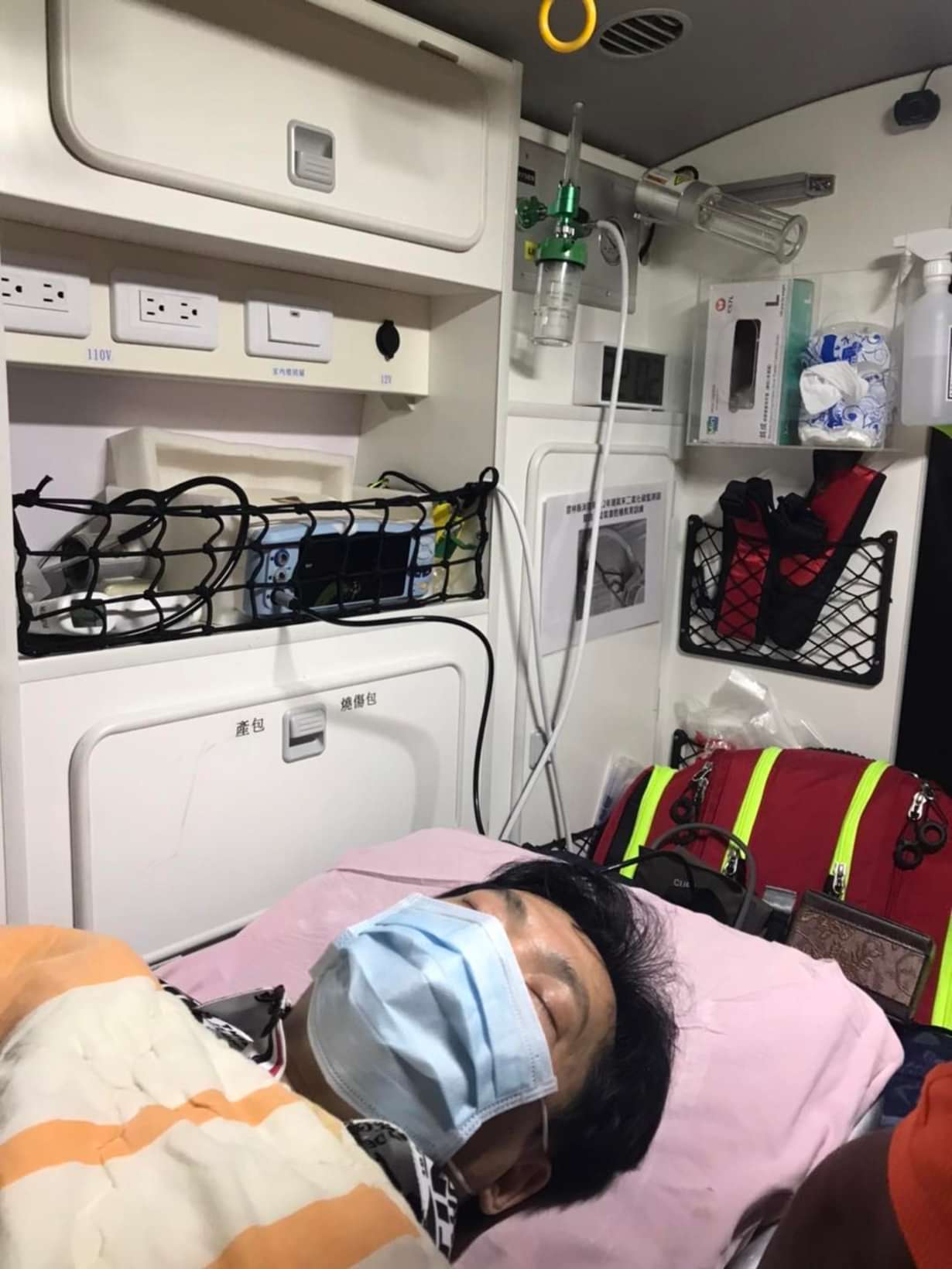 蔡義德日前被抬上救護車。（圖／翻攝自蔡義德親友臉書）