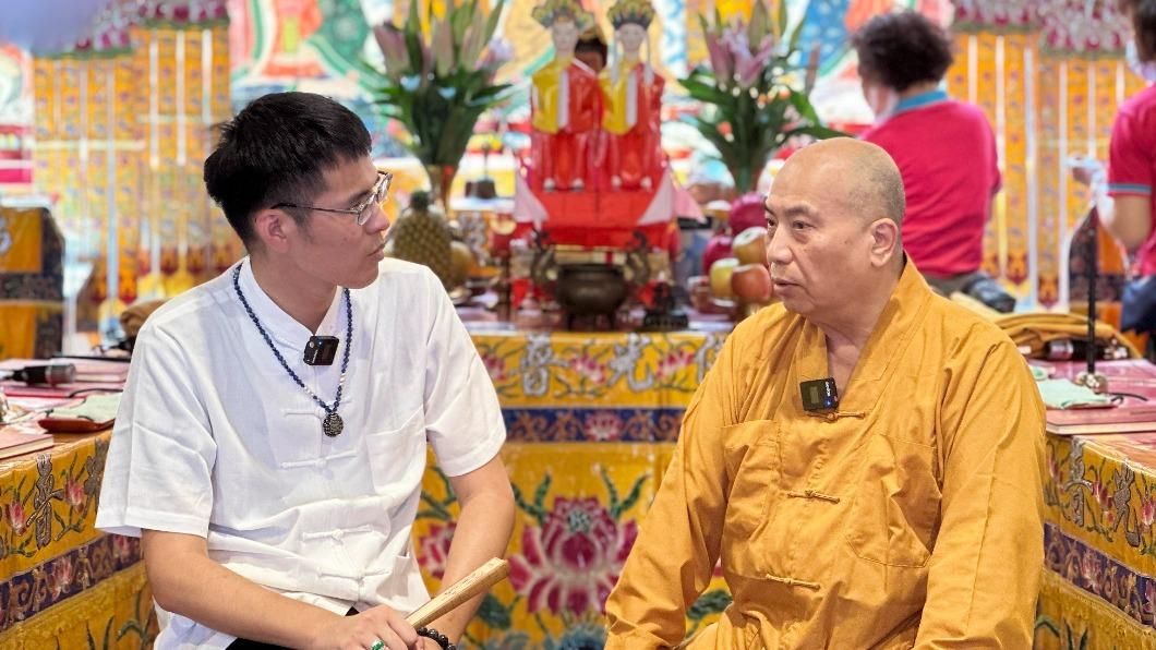 于治詮（左）在節目上訪問關渡宮主法和尚靈巖和尚。（圖／后花園娛樂提供）