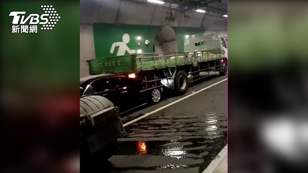 5車碰撞事故的肇事原因還有待調查釐清。(圖/TVBS)