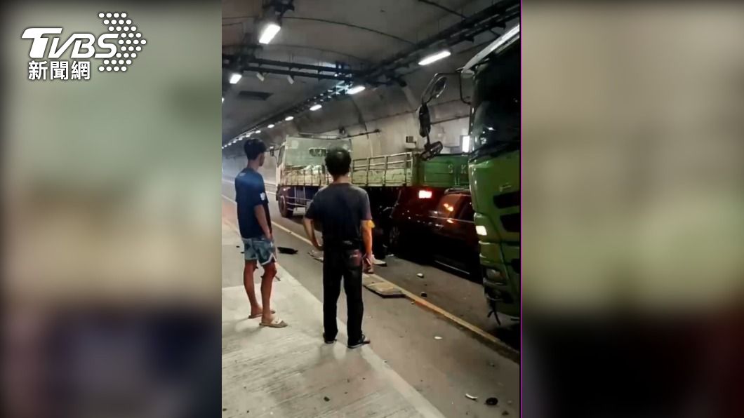 車禍事故造成3人輕傷、1人受困車內。(圖/TVBS)