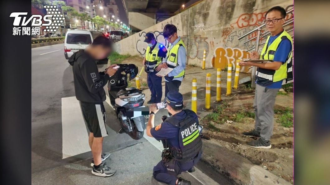 警方與環保局人員強勢取締改裝車。（圖／TVBS）