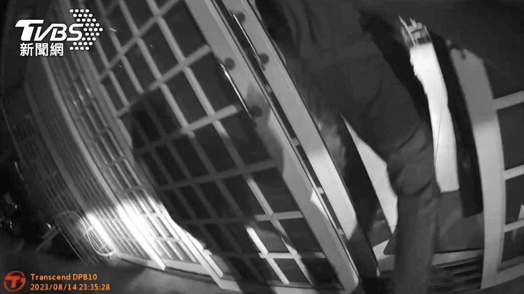 警方破門攻堅偏僻的鐵皮屋。(圖/TVBS)