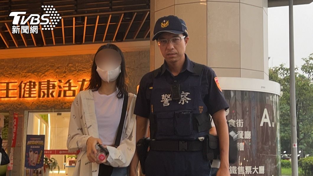 最後員警送高女到車站。(圖/TVBS)