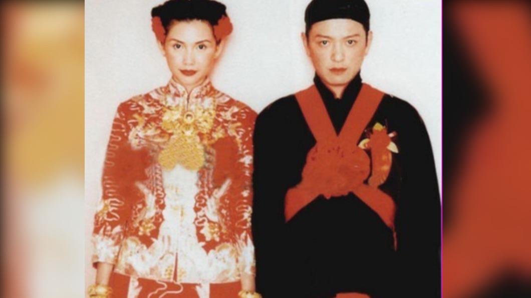網友曝光邱淑貞當年的婚紗照,引發熱議。(圖/翻攝自微博)