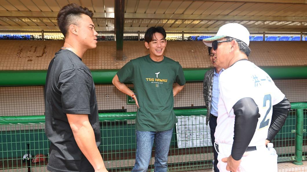 台鋼雄鷹總教練洪一中與球員攀談。(圖/台鋼雄鷹提供)