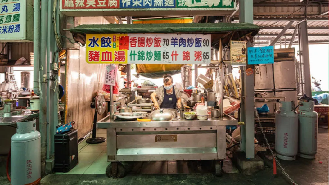 「阿嬤炒飯」是楠梓右昌美食廣場高人氣小吃。(圖/虎麗笑嗨嗨提供)