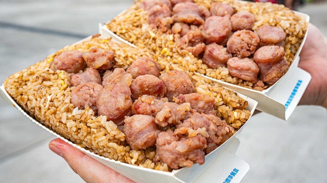 一份直接抵2餐!高雄隱藏版「爆量炒飯」 滿到盒子蓋不上