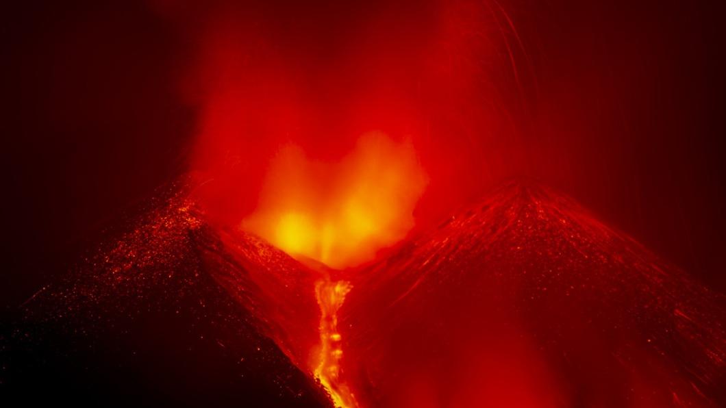 義大利埃特納火山噴發!火山灰蓋街道、渡假勝地航班全停飛