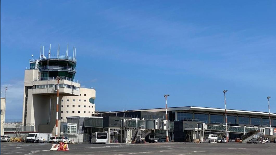 卡塔尼亞的機場航班全數停飛。(圖/翻攝自Twitter@fl360aero)