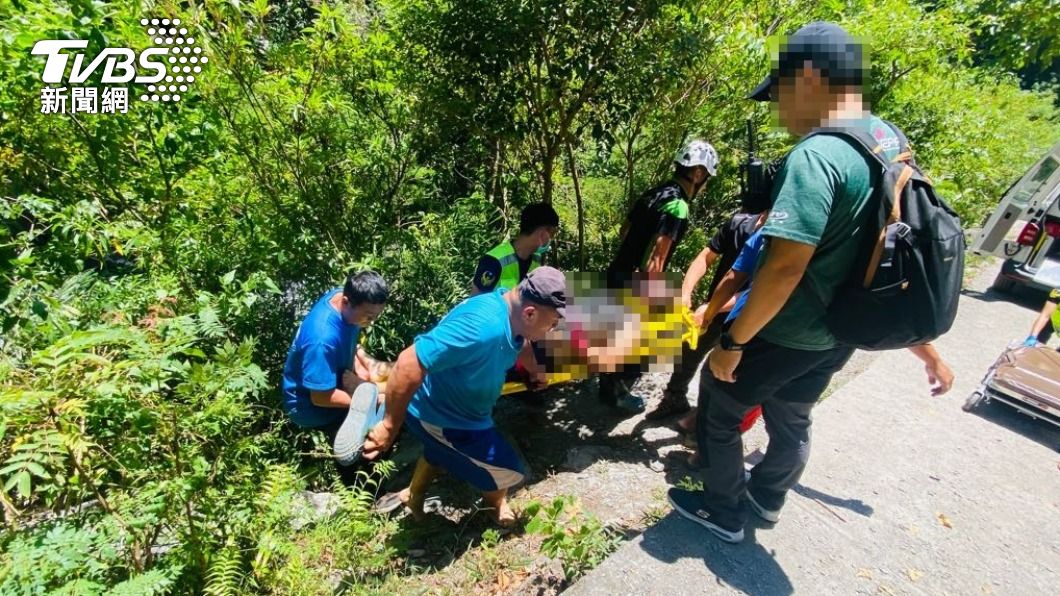 溺水男子被救援上岸後已沒有生命跡象。（圖／TVBS）