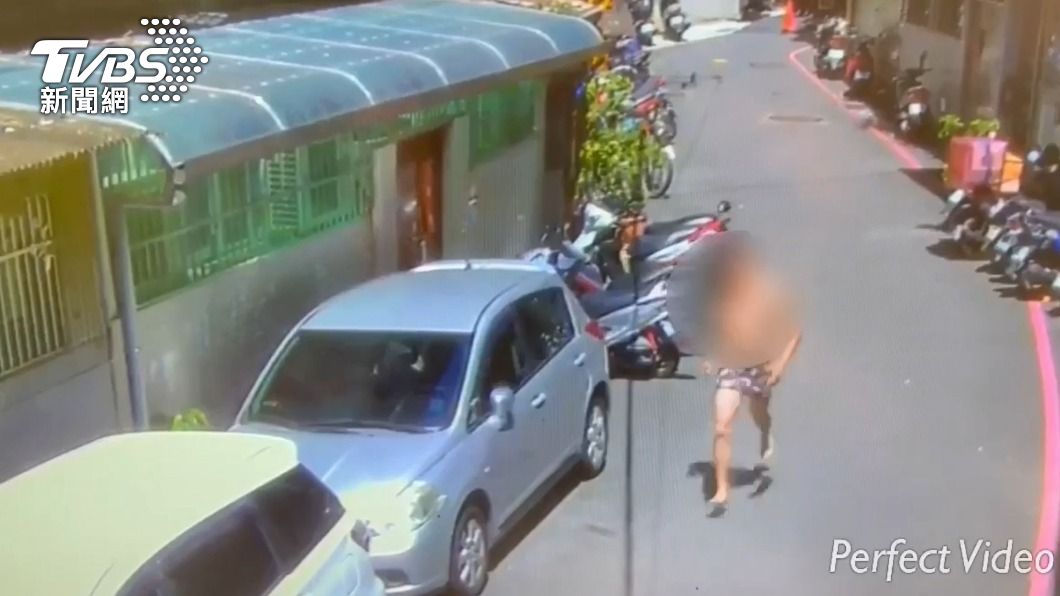 其中1名遭砍的男子只穿1件內褲逃出家裡求救。(圖/TVBS)