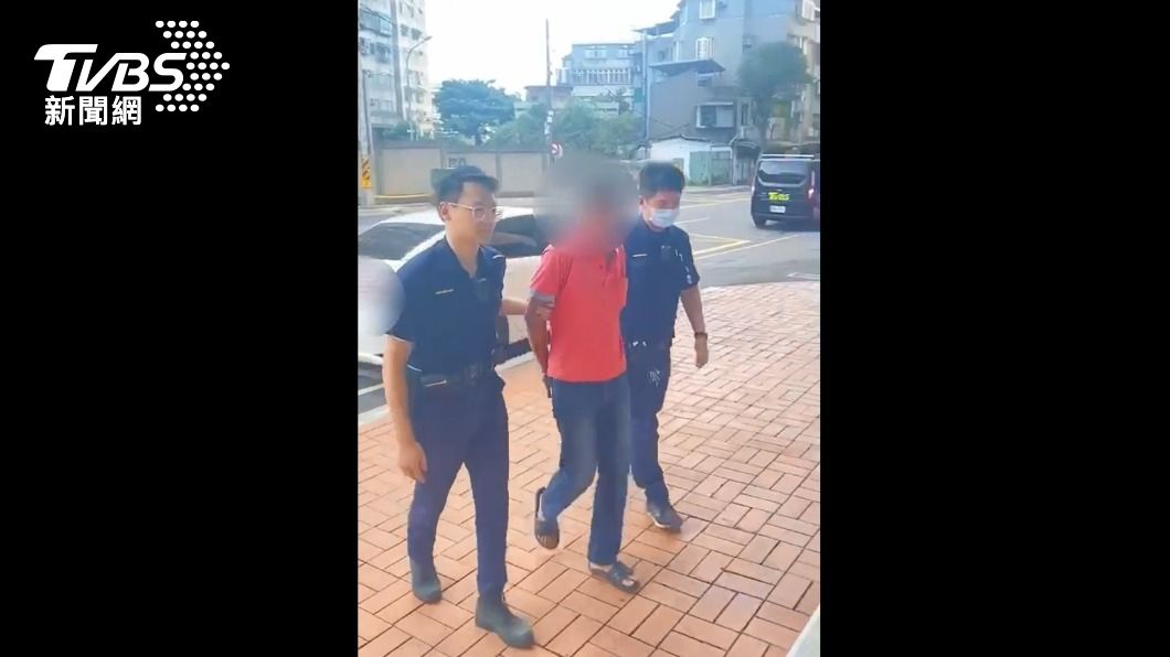 涉嫌持刀傷人的劉男被警方帶回偵辦。(圖/TVBS)