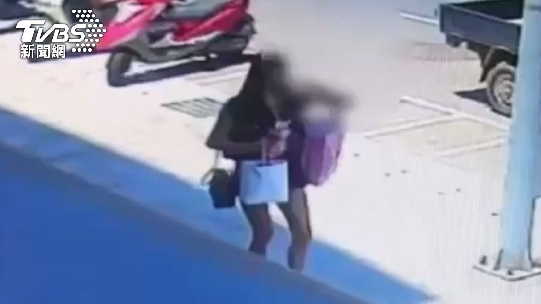 警方調閱監視器循線找到女乘客。(圖/TVBS)