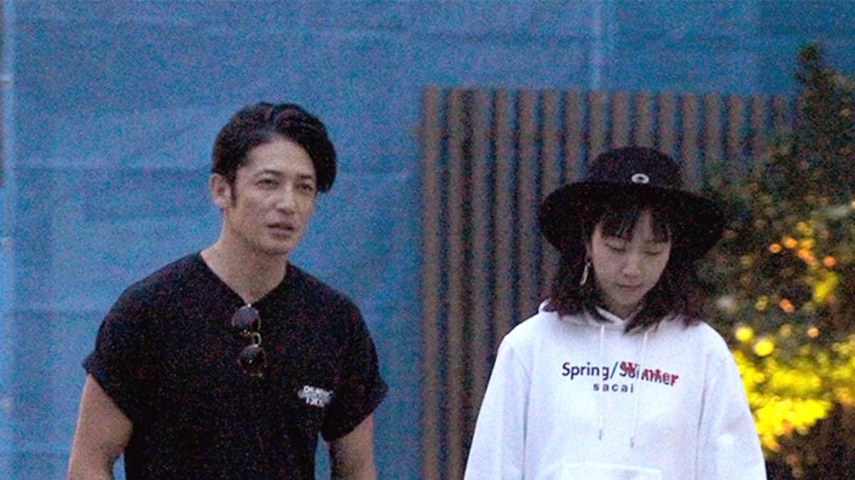 玉木宏跟木南晴夏至今僅在狗仔偷拍照同框。(圖/翻攝自maicho_jp推特)