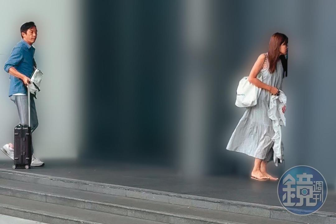 邱沁宜（右）看似出遊綠島北返，由房元凱（左）幫忙拖行李箱回到北市天母住處。（圖／鏡週刊）