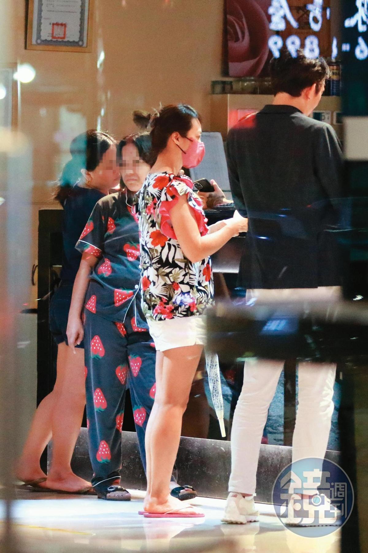 房元凱與熟女到平價旅館開房。（圖／鏡週刊提供）