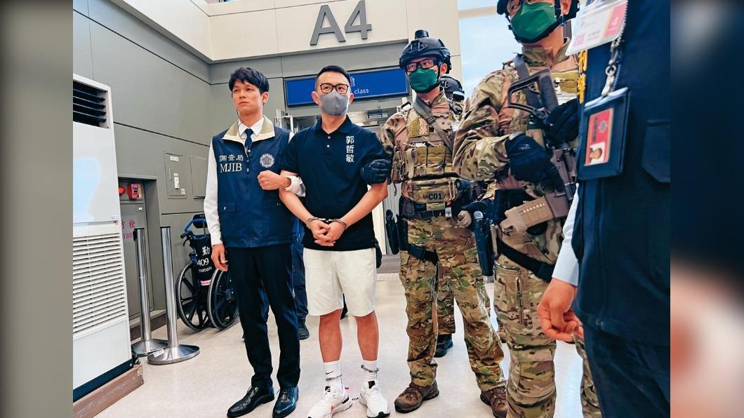 88會館負責人郭哲敏逃亡9個月後,在泰國被捕,10日遭警方押解回台。(圖/刑事局提供)