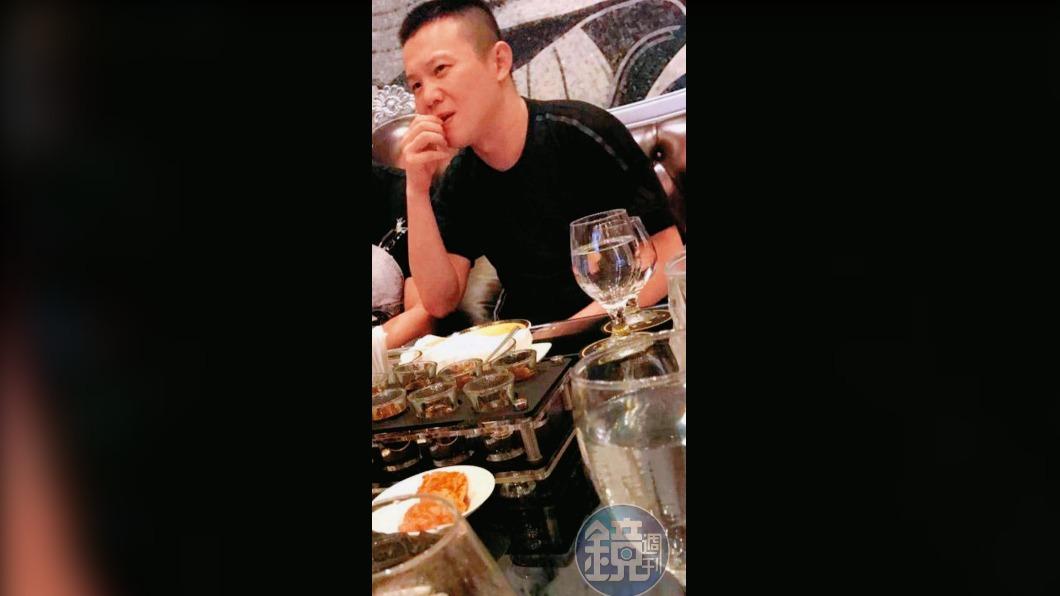 逃亡海外的郭哲敏生活仍相當豪奢,被直擊常出入酒店。(圖/鏡週刊提供)