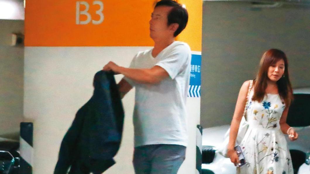 房元凱走在前頭，邱沁宜和女性長輩在後跟隨。（圖／鏡週刊提供）