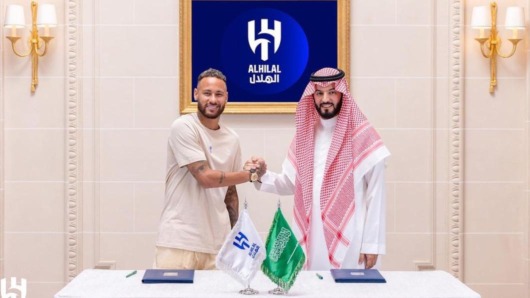 內馬爾與希拉爾簽約。(圖/翻攝自Neymar Instagram)