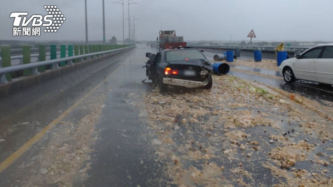 噁！廚餘車國道追撞「ㄆㄨㄣ炸滿路」網驚：隔著螢幕都聞到