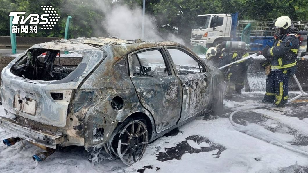 快訊/國1泰安段火燒車 車體全毀剩骨架駕駛驚險逃生
