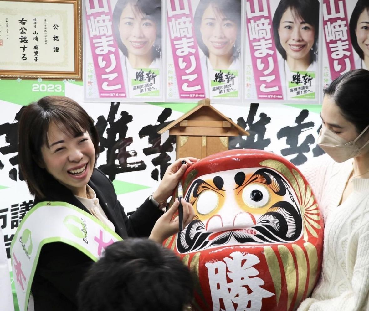 山崎麻里子4月於高槻市的議員選舉中脫穎而出。(圖/翻攝自IG)