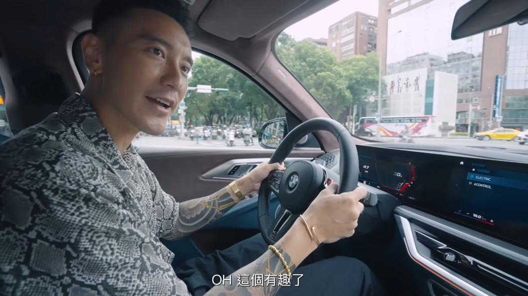 王陽明加速時露出興奮表情。（圖／翻攝自Empire Motor Club 頻道）