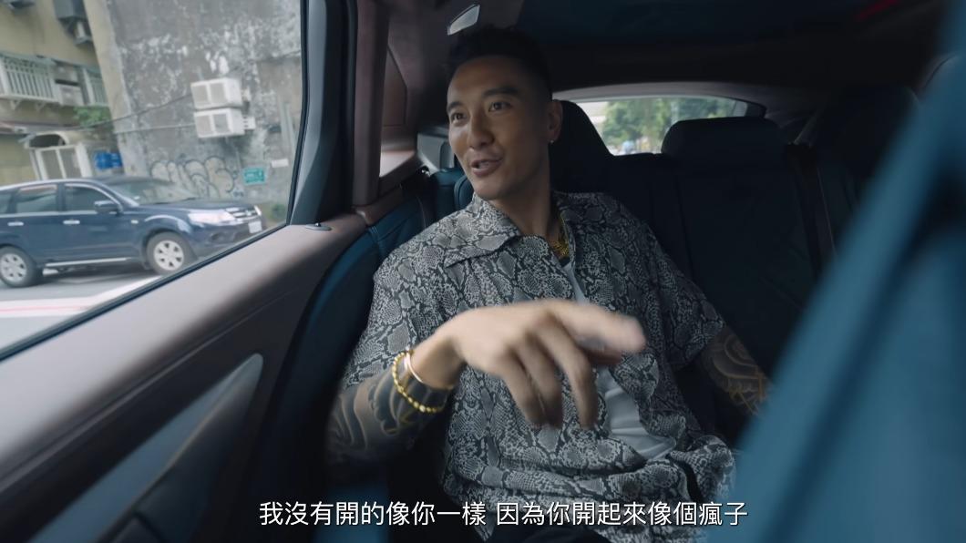 王陽明之後讓好友試車，忍不住在後座直呼對方像個瘋子。（圖／翻攝自Empire Motor Club 頻道）